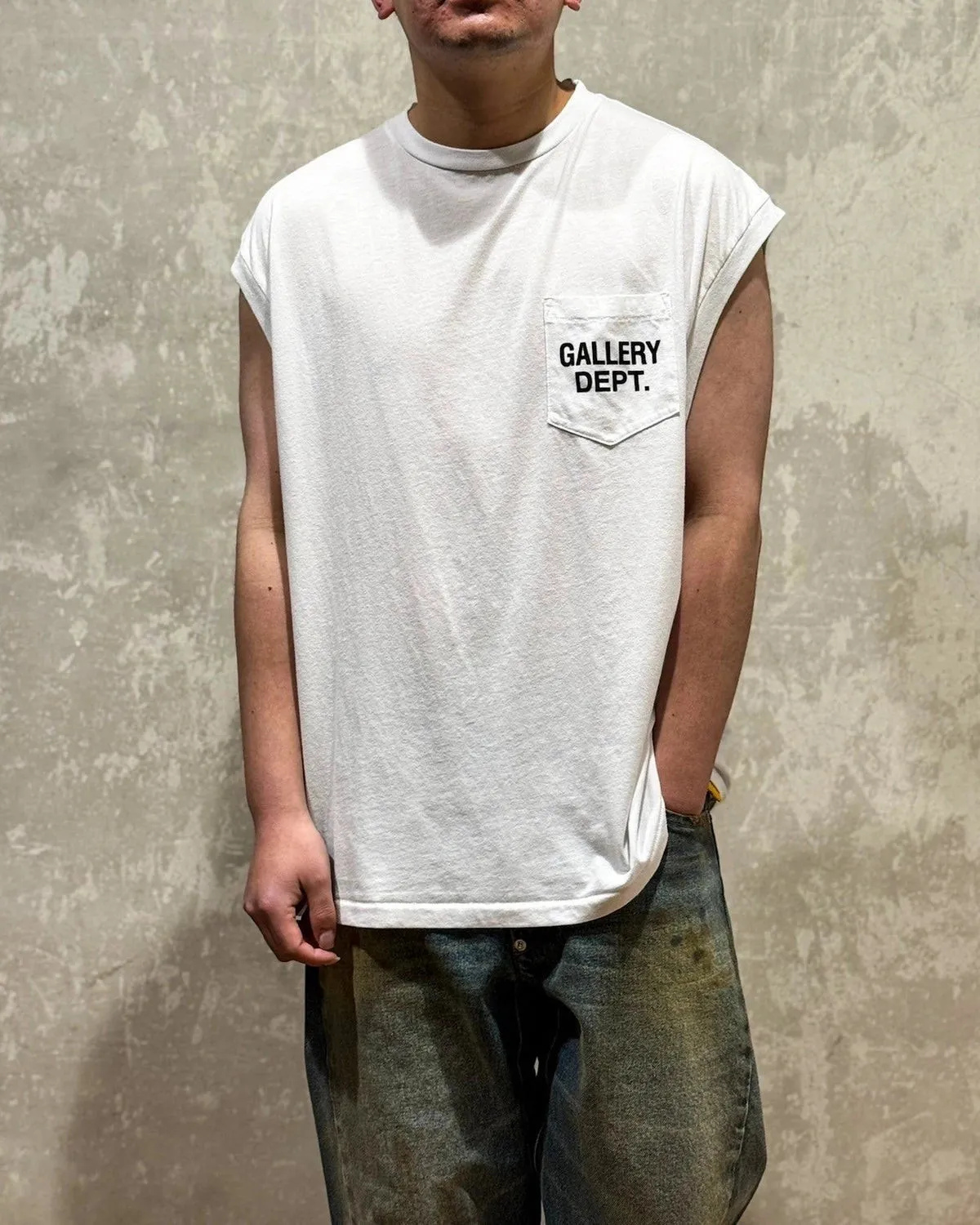 GALLERY DEPT. AUGI SLEEVELESS TEE/VINTAGE BLACK/NAVY/WHT English pocket sleeveless vest TEE Washed black/navy blue/white S-XL Same as the original version Super comfortable summer brushed lightweight material No sense of comfort on the upper body Loose and crisp fit Comfortable and breathable